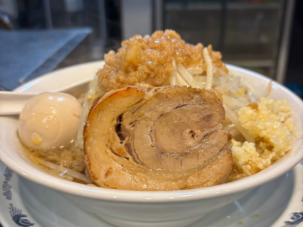 A relatively light Jiro-style ramen in Ueno. However, while light, the noodle portion is Jiro-style.”FUJIN NO&nbsp;BUTA”