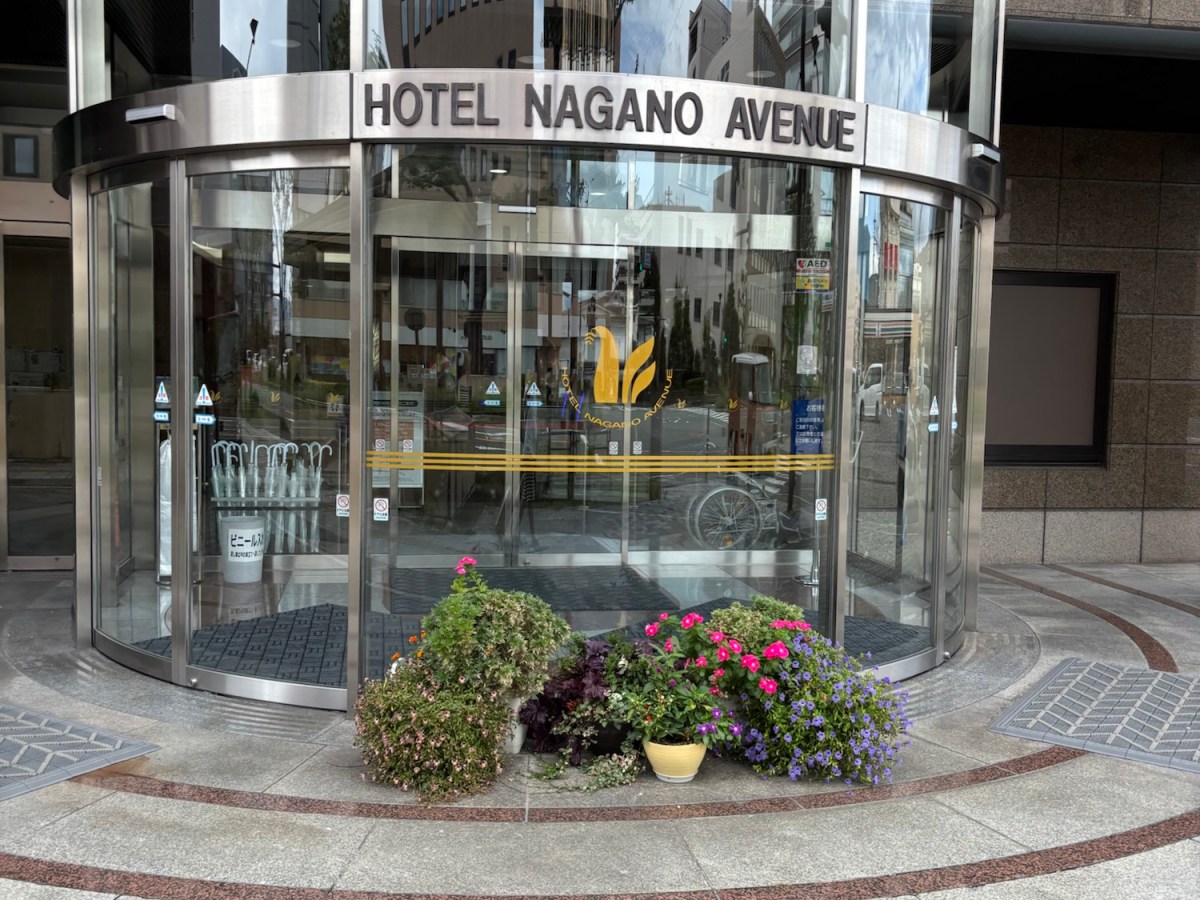A unique hotel where you can read manga for free at the front desk.A convenient hotel near the restaurant district.”Hotel Nagano&nbsp;Avenue”